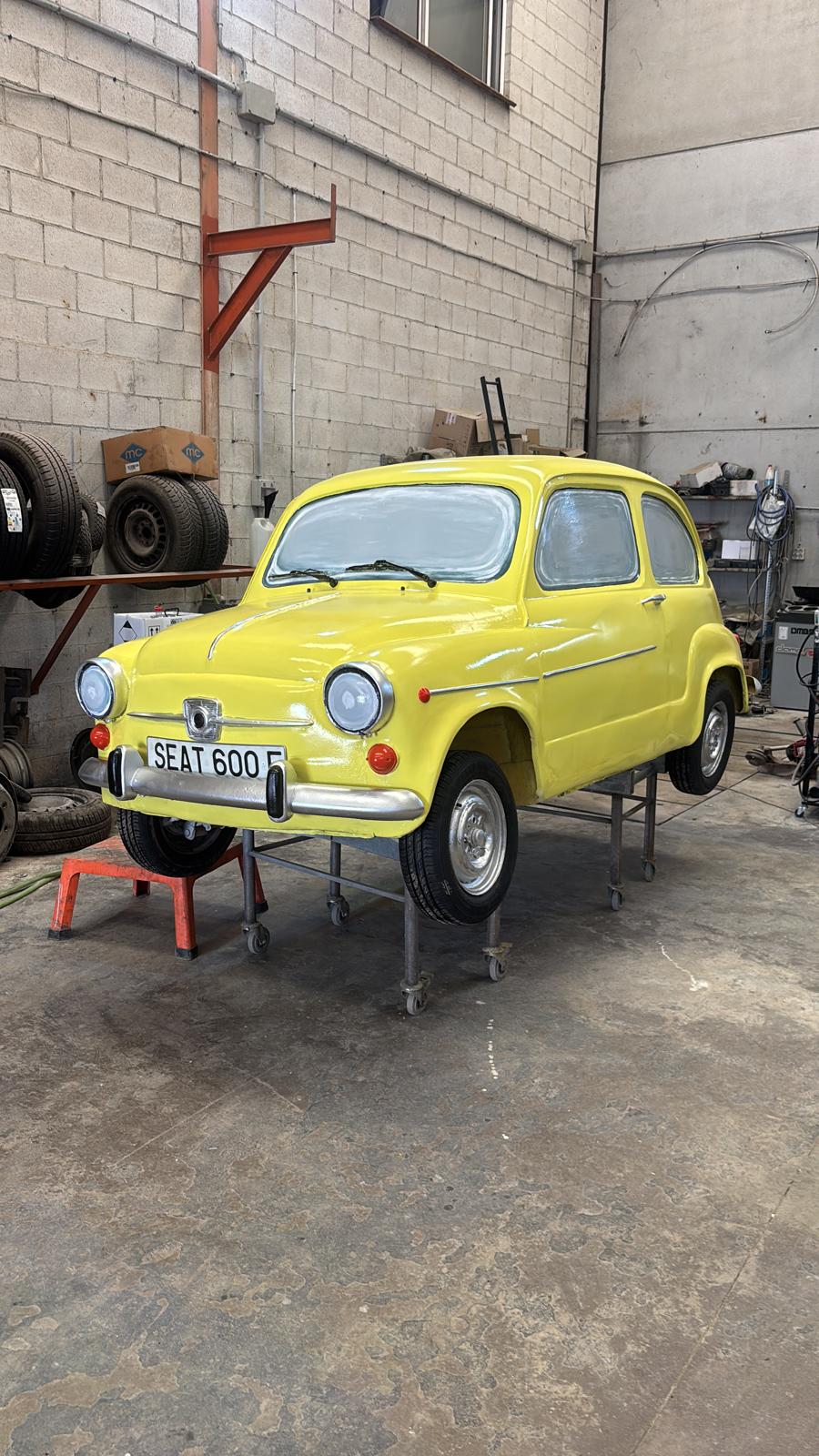 La rotonda de Churriana estrena sus nuevos Seat: así ha sido el proceso de pintado