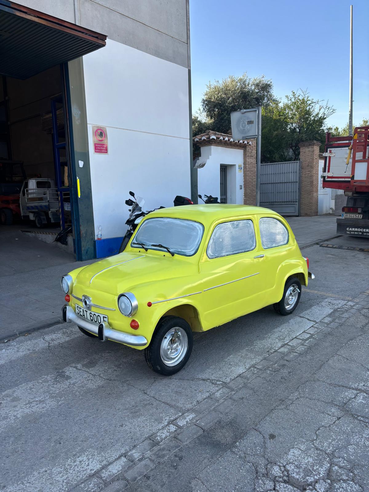 La rotonda de Churriana estrena sus nuevos Seat: así ha sido el proceso de pintado