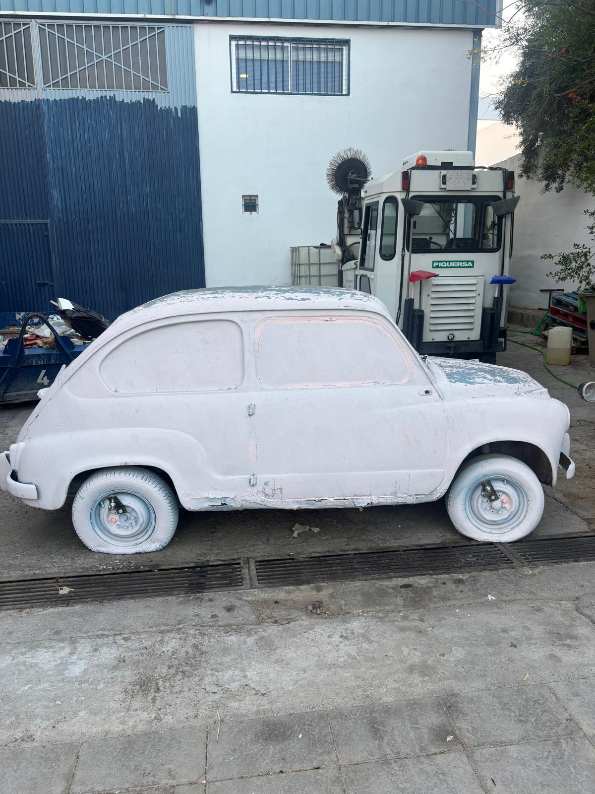 La rotonda de Churriana estrena sus nuevos Seat: así ha sido el proceso de pintado