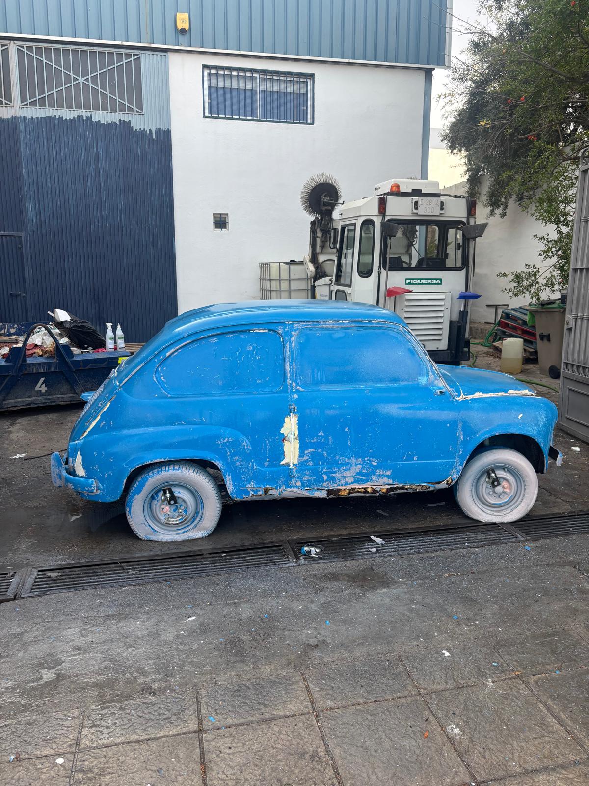 La rotonda de Churriana estrena sus nuevos Seat: así ha sido el proceso de pintado