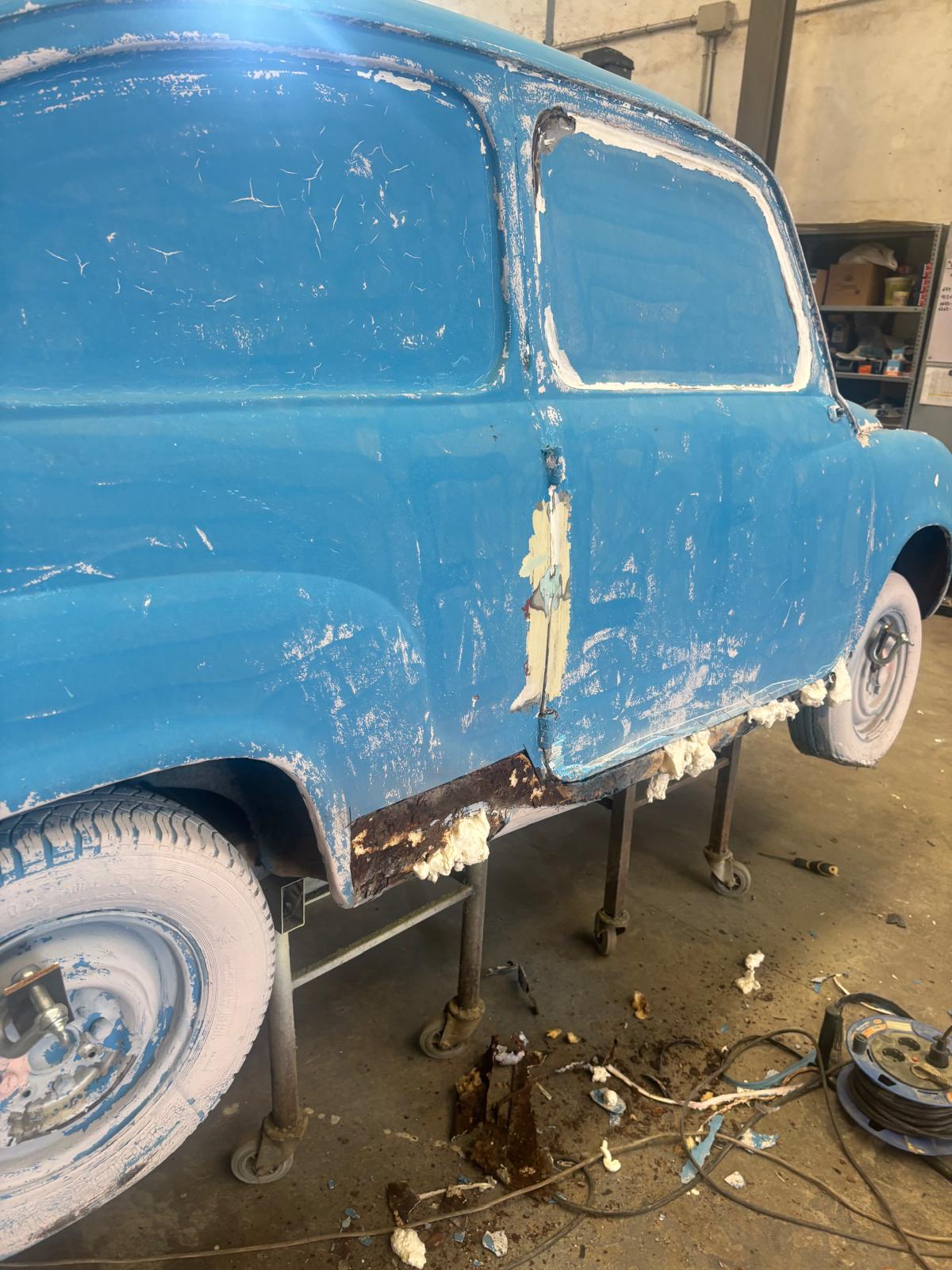 La rotonda de Churriana estrena sus nuevos Seat: así ha sido el proceso de pintado