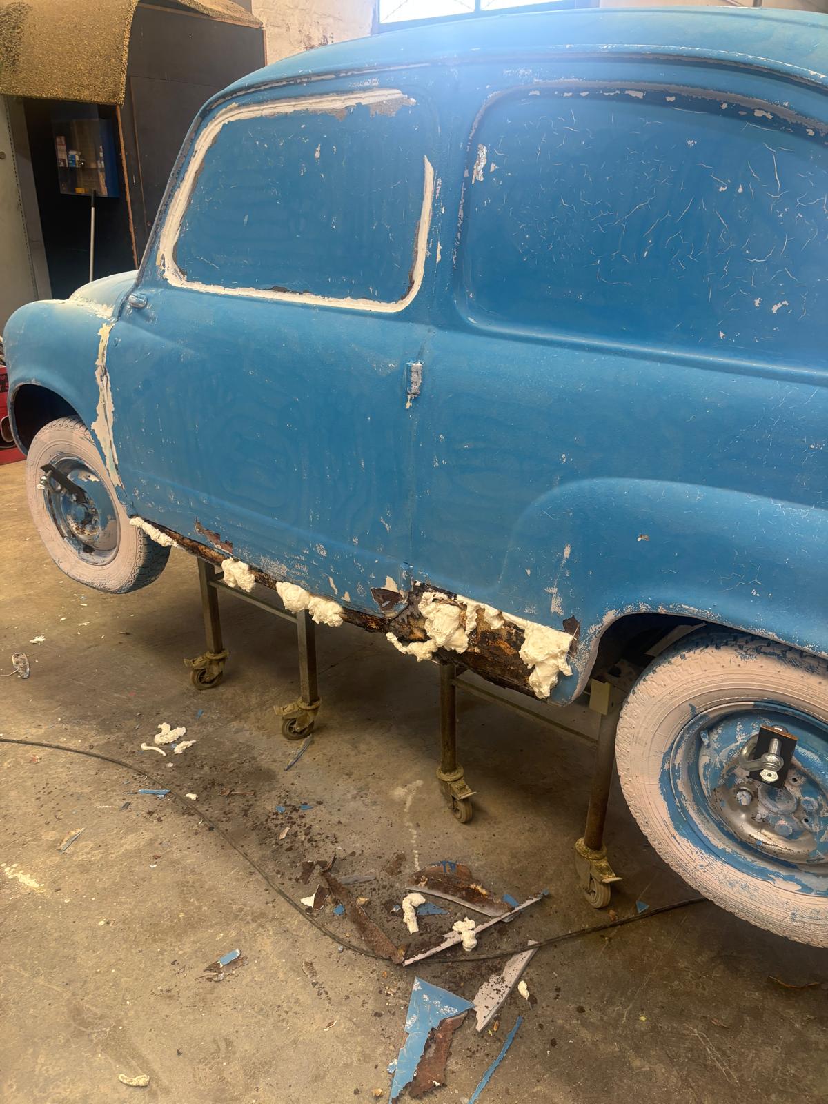 La rotonda de Churriana estrena sus nuevos Seat: así ha sido el proceso de pintado