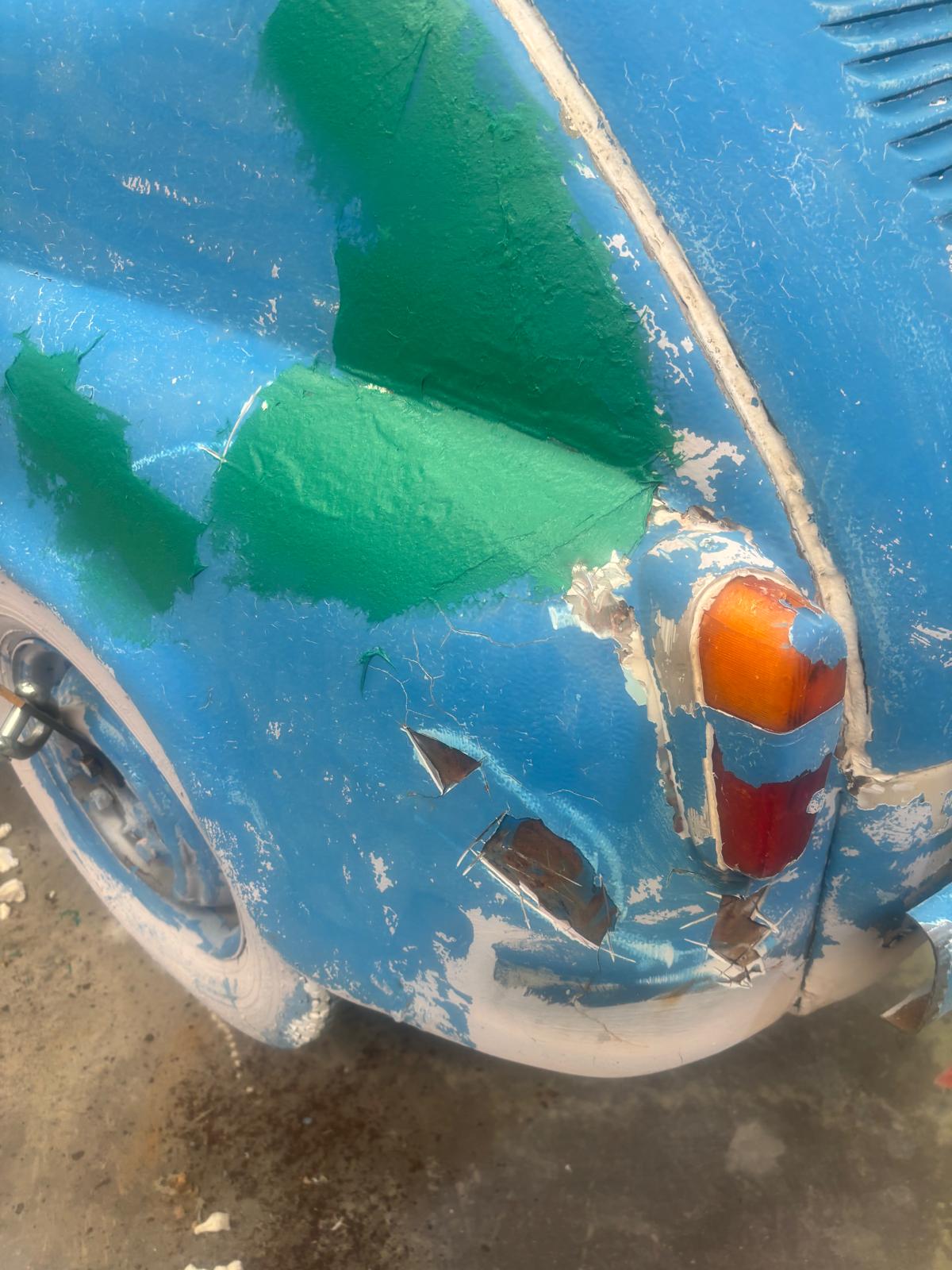 La rotonda de Churriana estrena sus nuevos Seat: así ha sido el proceso de pintado