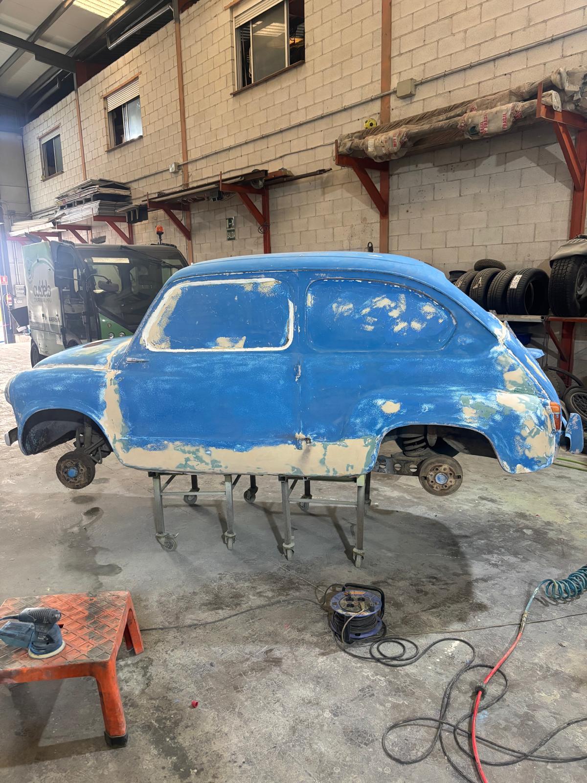 La rotonda de Churriana estrena sus nuevos Seat: así ha sido el proceso de pintado