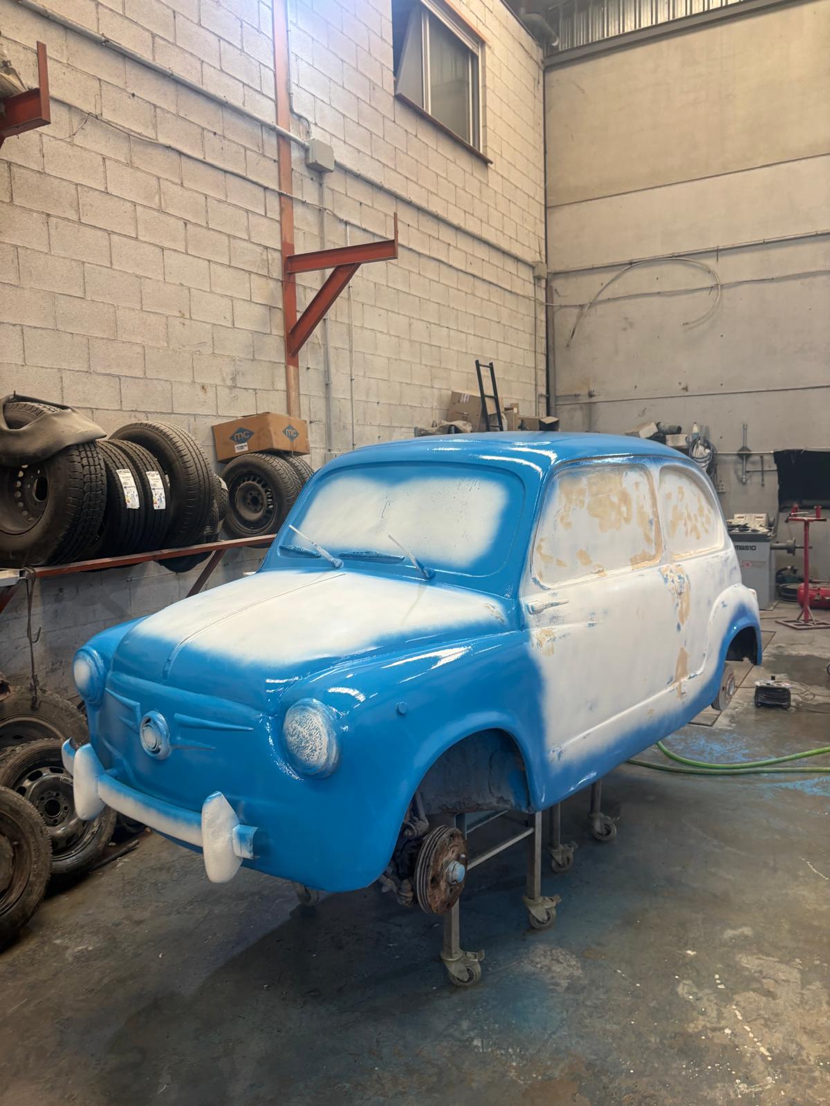 La rotonda de Churriana estrena sus nuevos Seat: así ha sido el proceso de pintado