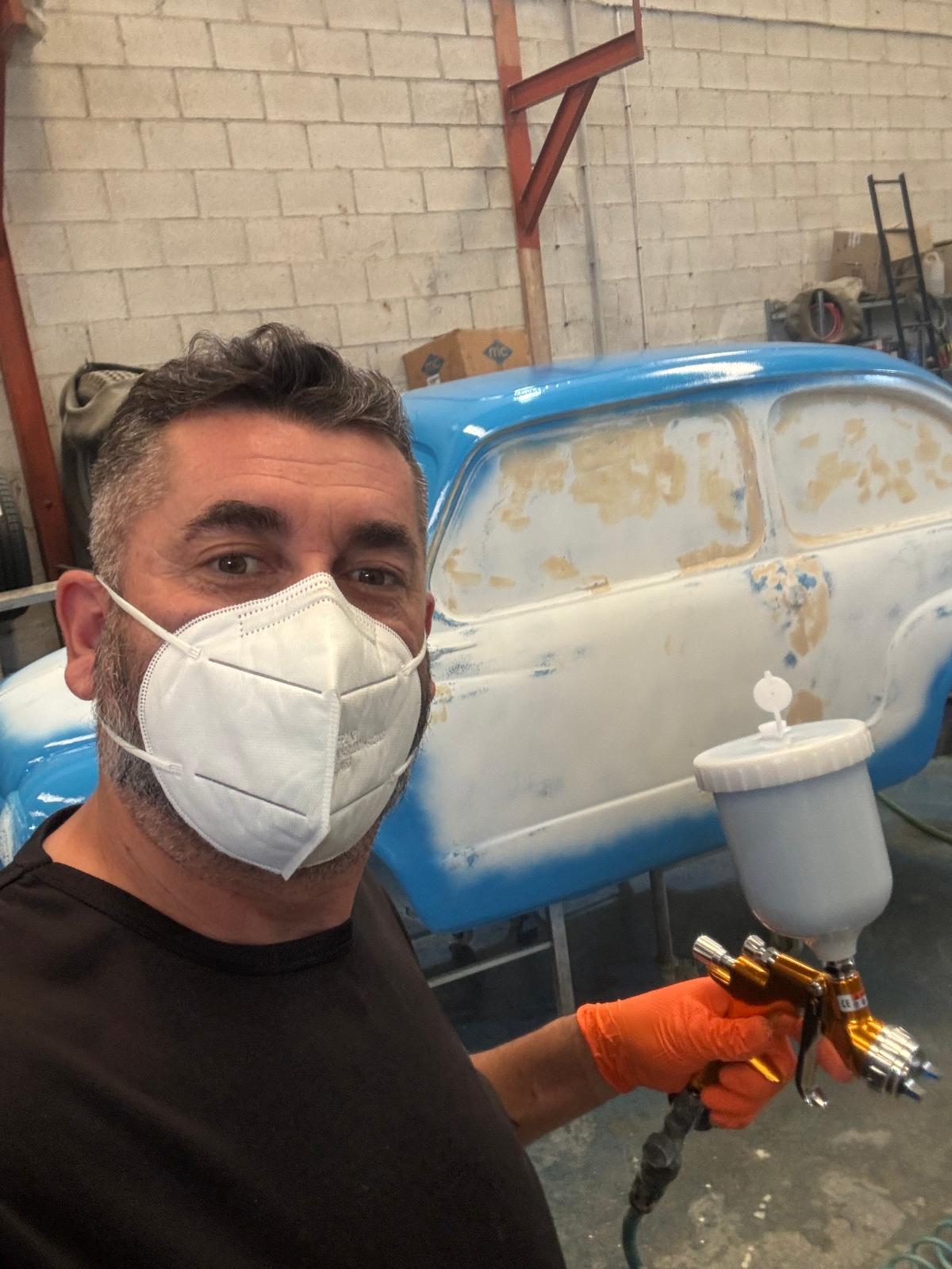 La rotonda de Churriana estrena sus nuevos Seat: así ha sido el proceso de pintado