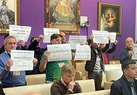 Imagen de archivo de una protesta vecinal en un pleno del Ayuntamiento de la capital exigiendo el colector para los Puentes.