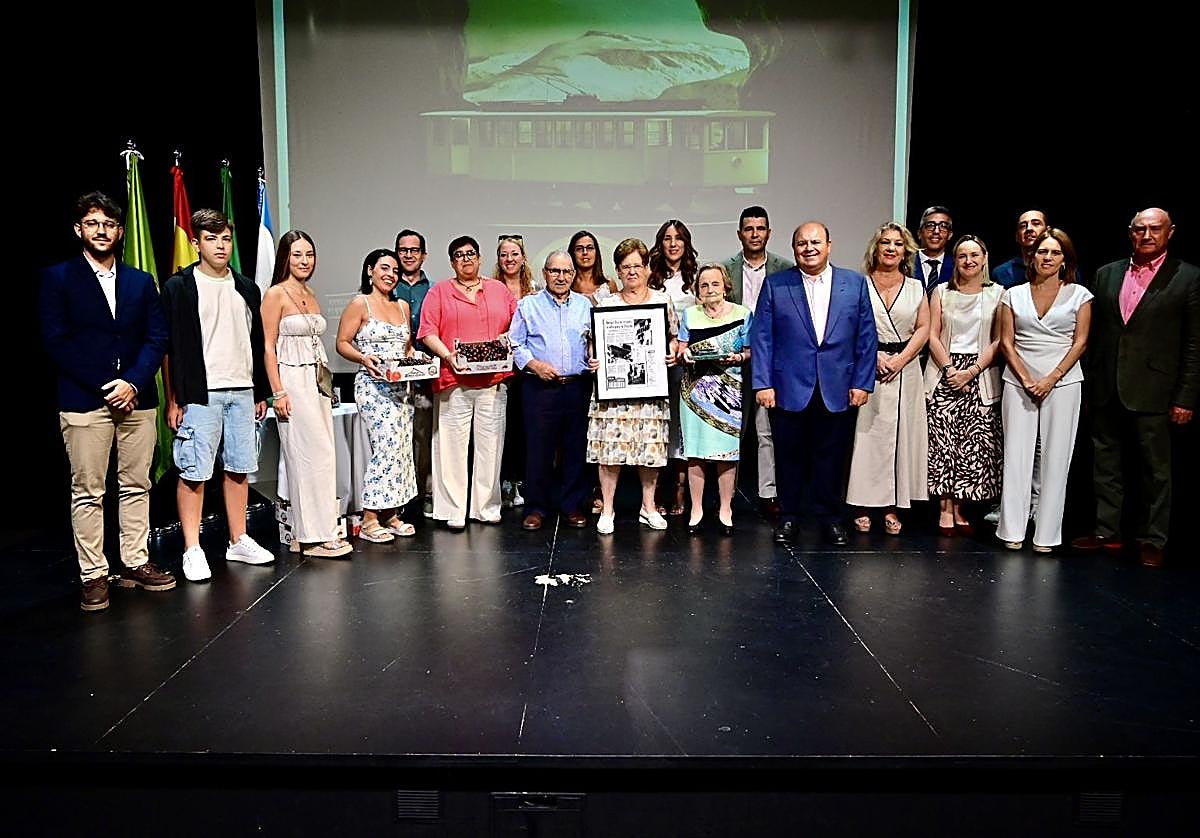 Los premiados y los familiares que les acompañaron, junto a los empresarios y el alcalde de Güéjar, al final del acto.