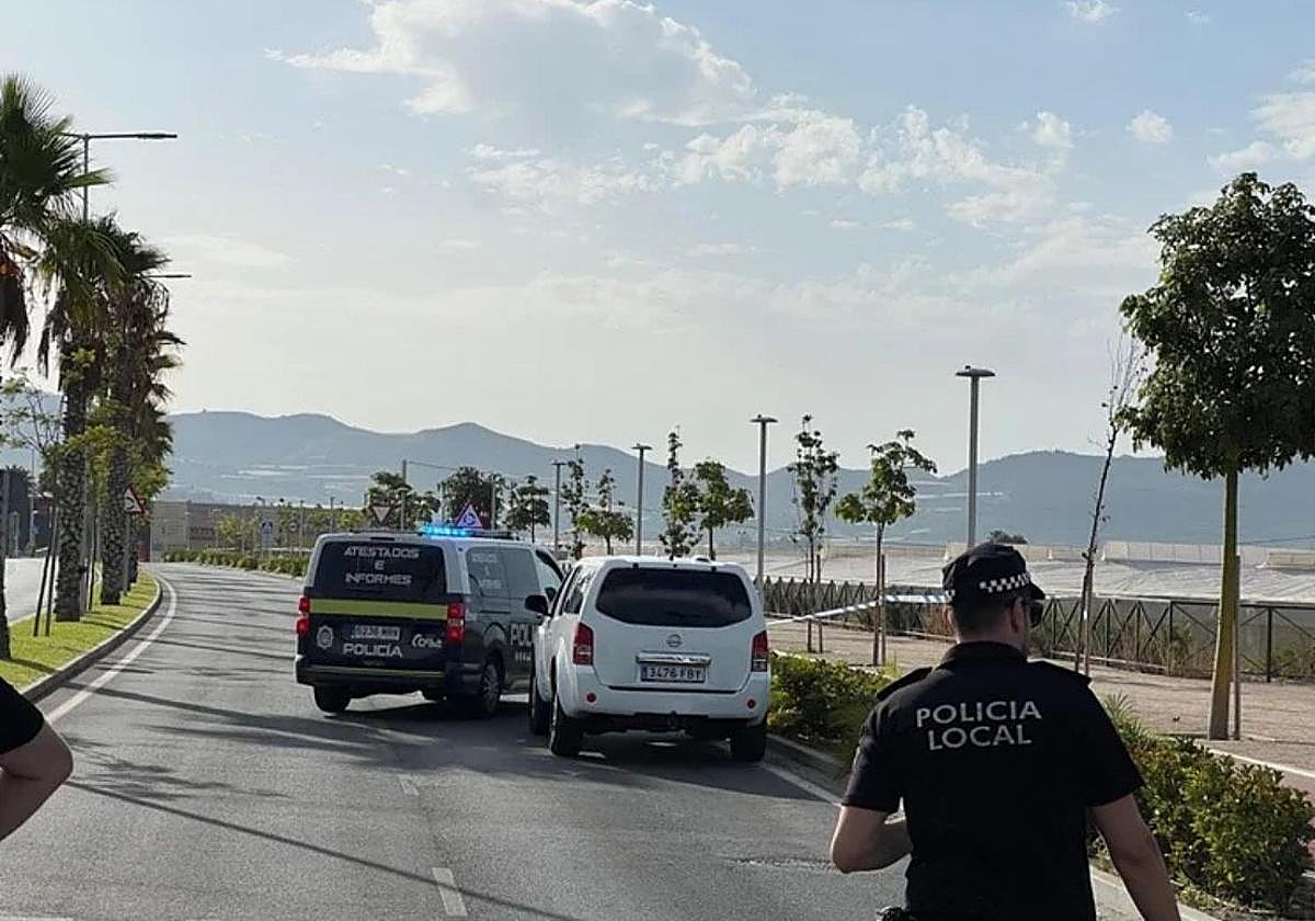 La Policía Local en la avenida Costa Tropical, lugar donde se produjo el atropello..
