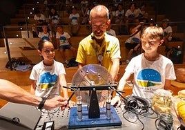 Todo el conjunto de actividades son «un motivo más para hacer ver a los niños que la ciencia tiene una parte divertida».
