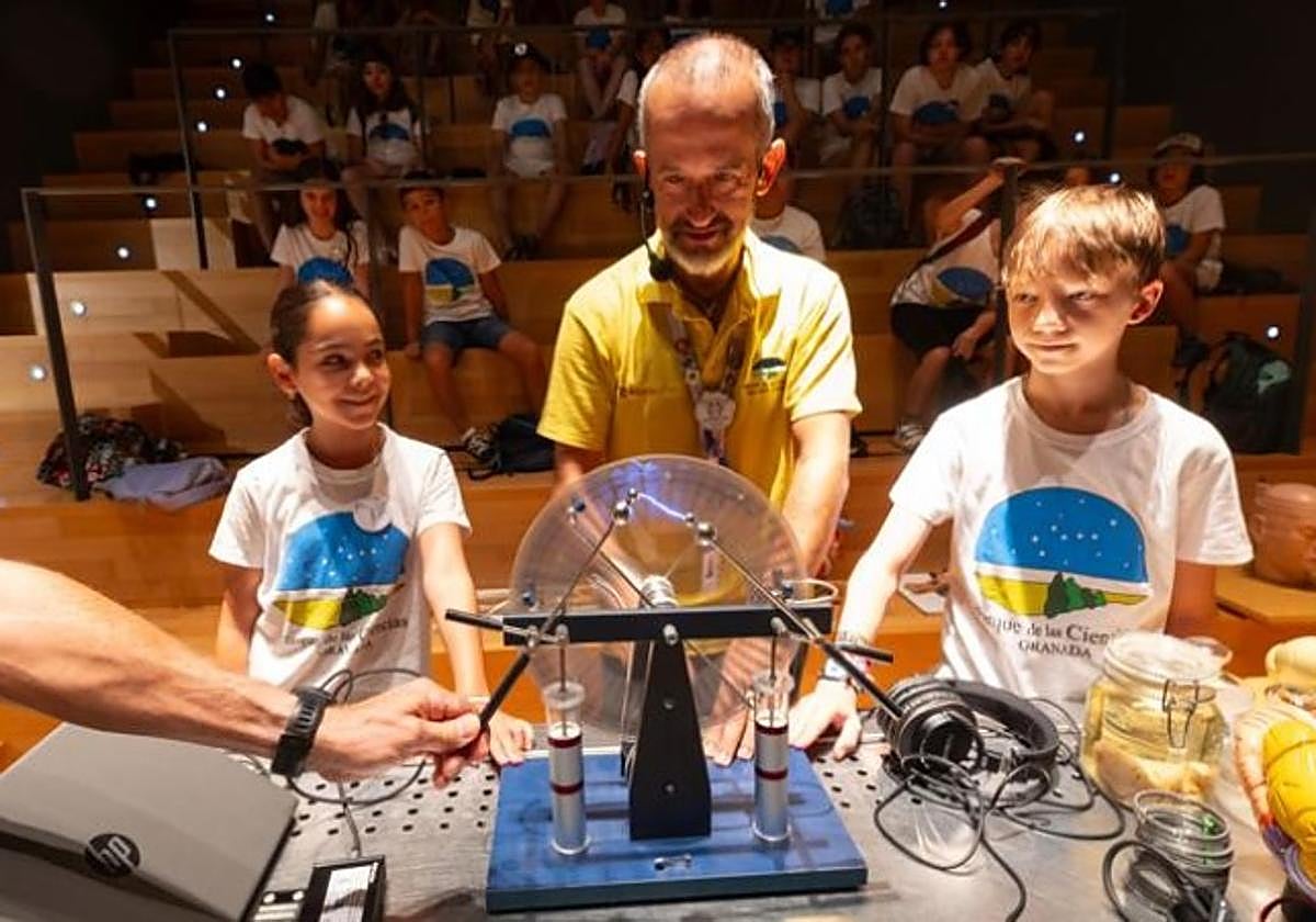 Todo el conjunto de actividades son «un motivo más para hacer ver a los niños que la ciencia tiene una parte divertida».