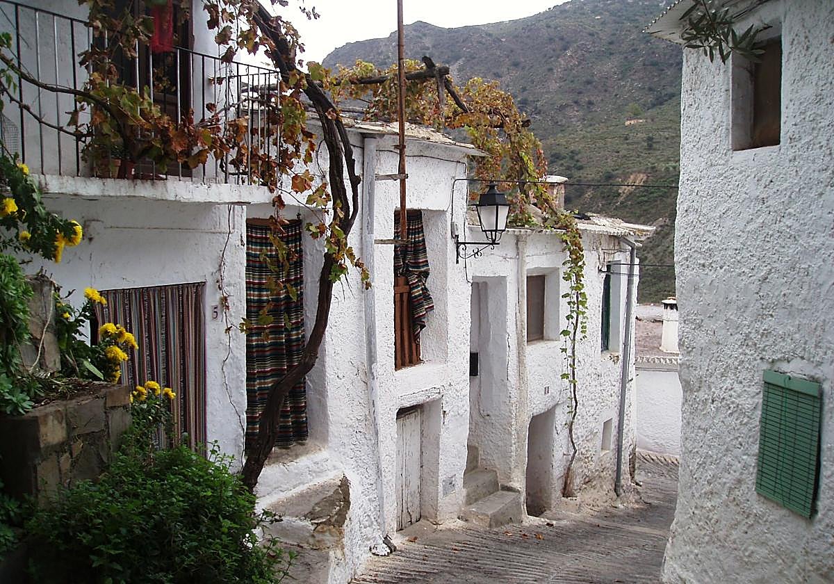 Calle típica del pueblo de Fondales, perteneciente al municipio de La Taha