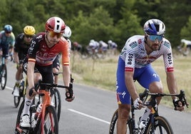 Carlos Rodríguez rueda junto a Gianni Moscon.