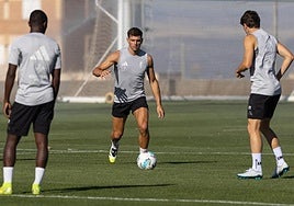 Lucas Boyé golpea un balón durante el entrenamiento.