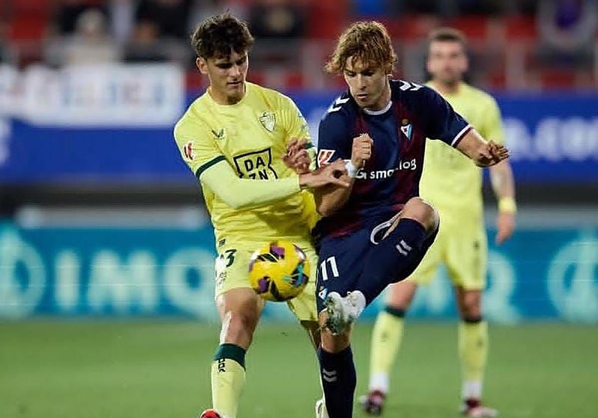 Jorge Pascual juega un balón durante un partido con el Eibar.