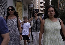 Juana Rivas junto a su hijo pequeño este martes en Granada.