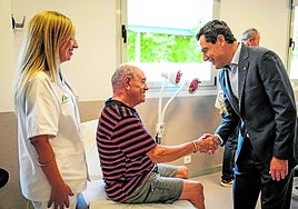 Moreno, ayer con un paciente en el centro de salud de Alcalá la Real.