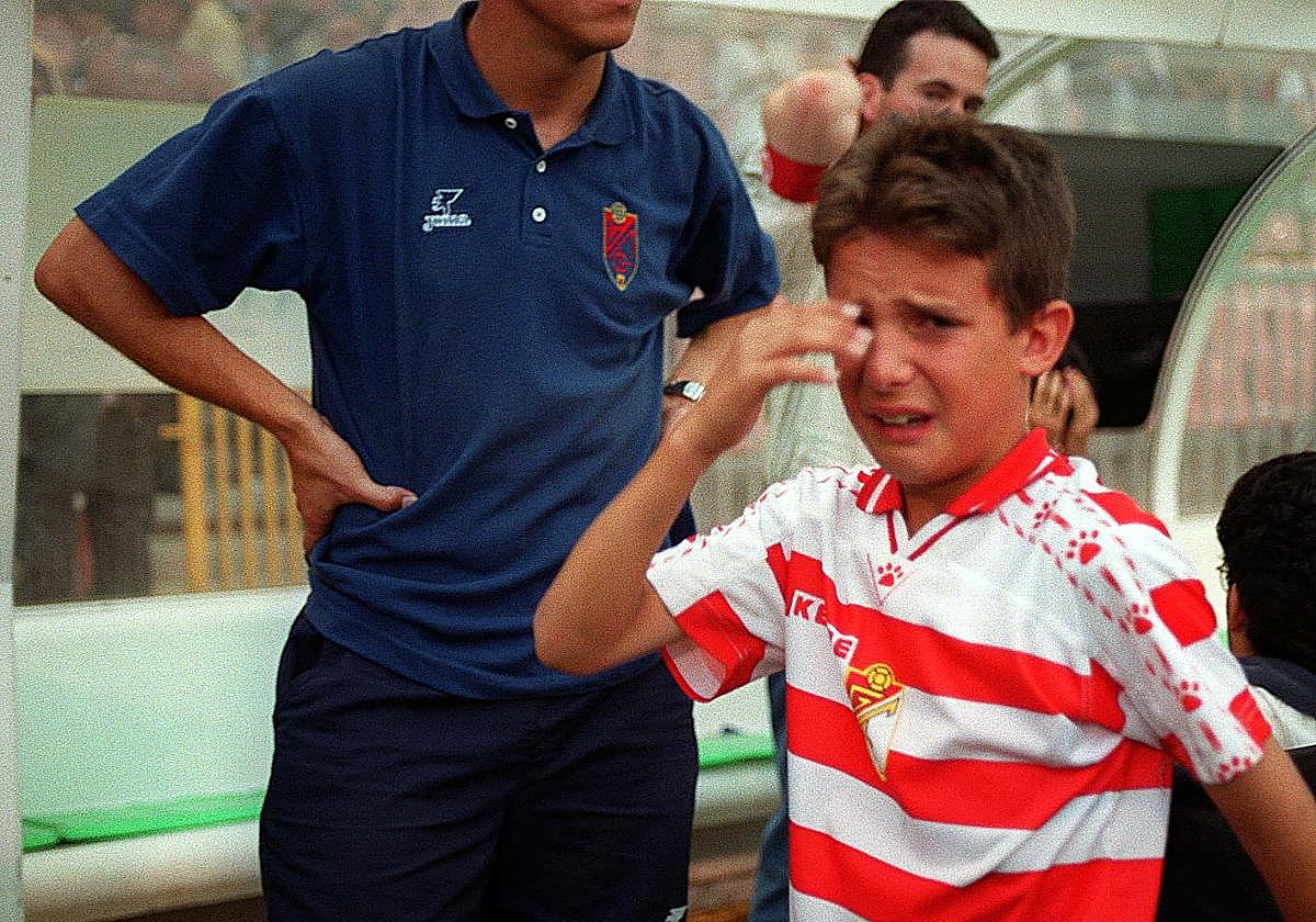 Un niño llora sobre el césped de Los Cármenes tras la derrota del Granada ante el Murcia