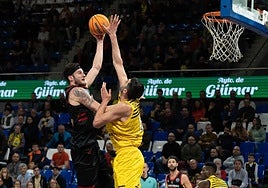 Gancho de Zach Hankins ante Gio Shermadini, del Tenerife.