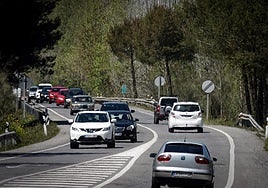 Vehículos circulan por la carretera de Sierra Nevada en abril pasado.