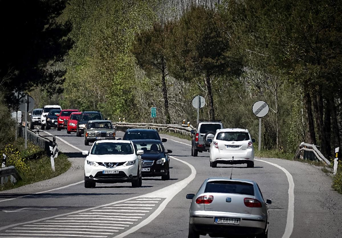 Vehículos circulan por la carretera de Sierra Nevada en abril pasado.