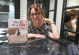 La escritora e ilustradora Ilu Ros, con su libro.