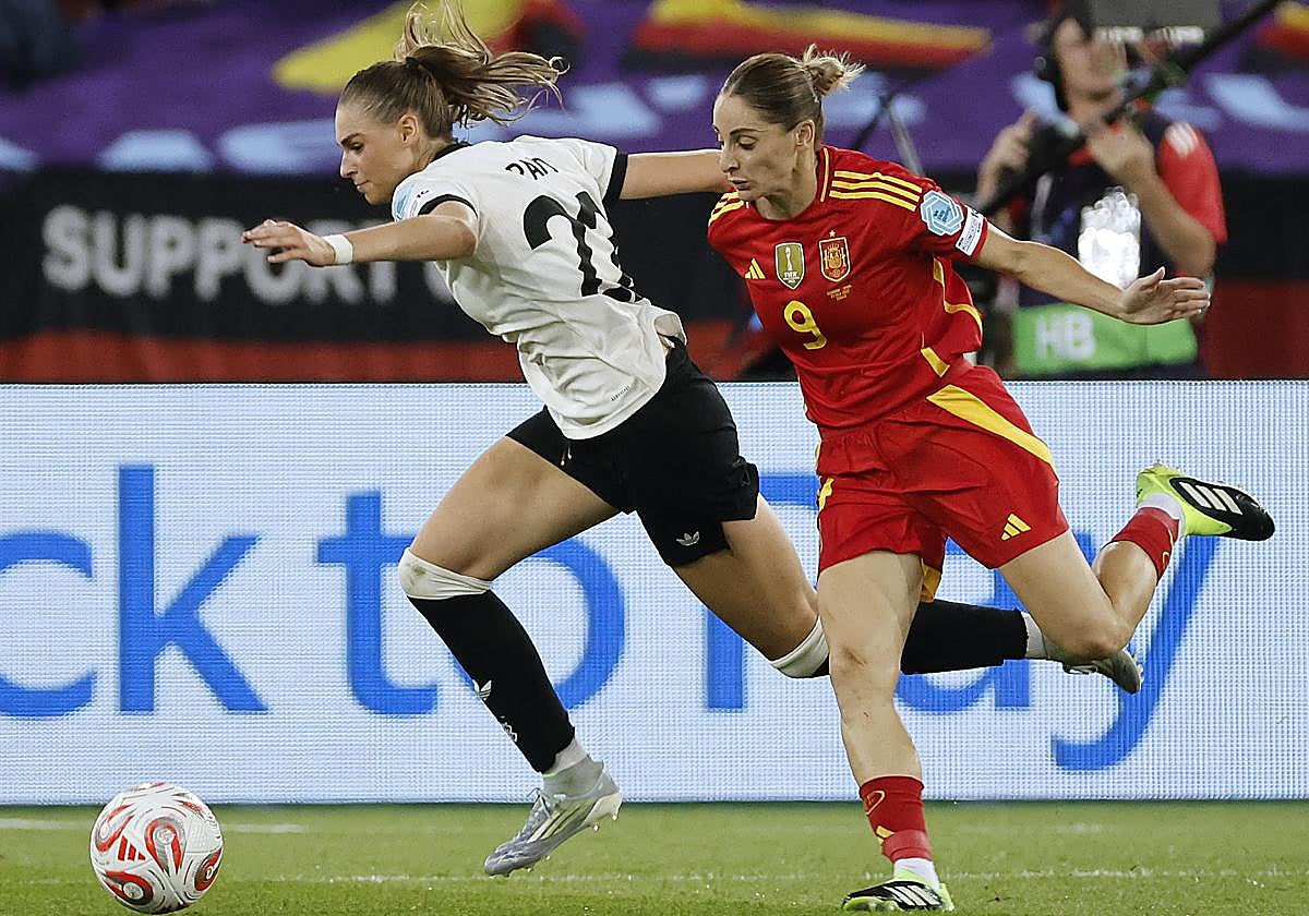 Esther González persigue a una jugadora alemana durante la semifinal de la Eurocopa con España.