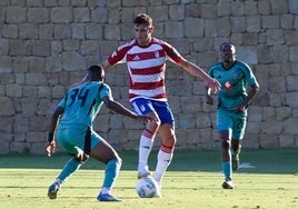 Lucas Boyé pisa un balón durante el amistoso con el Orlando Pirates.