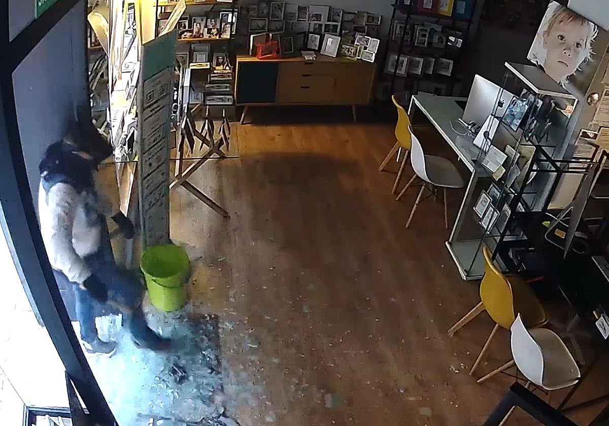 Entrada del ladrón a uno de los negocios tras reventar el cristal.