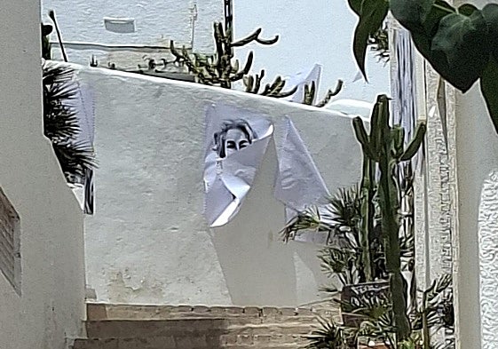 Algunos retratos de arte en la calle han sigo despegados de sus ubicaciones.