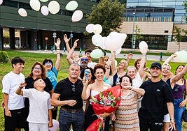 Puri celebra con sus familiares tras dejar el hospital.