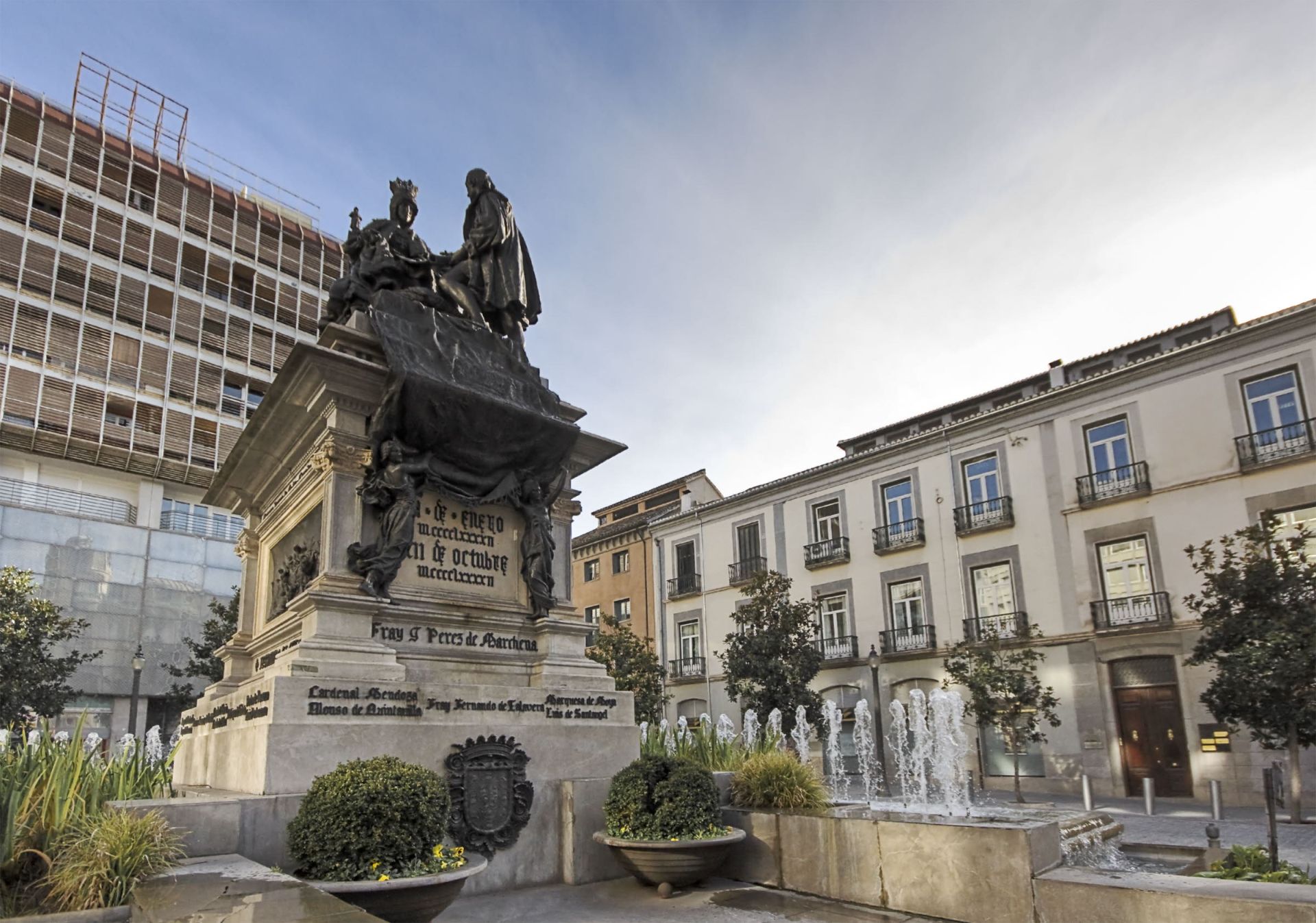 Fuente y monumento de Benlliure en la plaza de Isabel la Católica