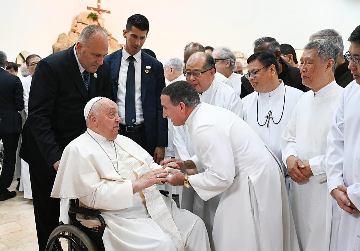 Encuentro de José Luis López Carpio con el Papa Francisco en el viaje que el pontífice hizo a Singapur en septiembre de 2024.