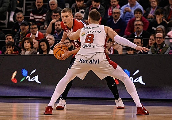 Valtonen, con el balón, repetirá como rojinegro.
