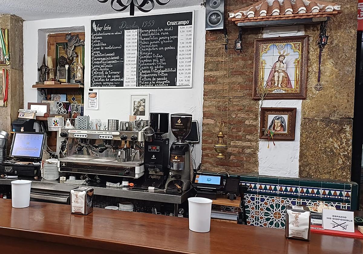La barra del Bar León tras la reforma.