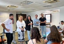 La alcaldesa de Granada visitó el Campamento Digital.