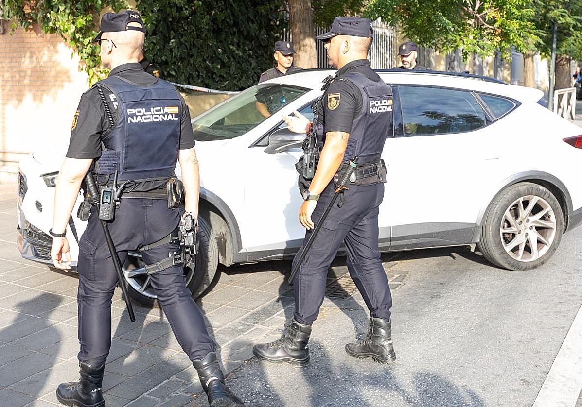 Entrada a los juzgados de La Caleta este viernes.