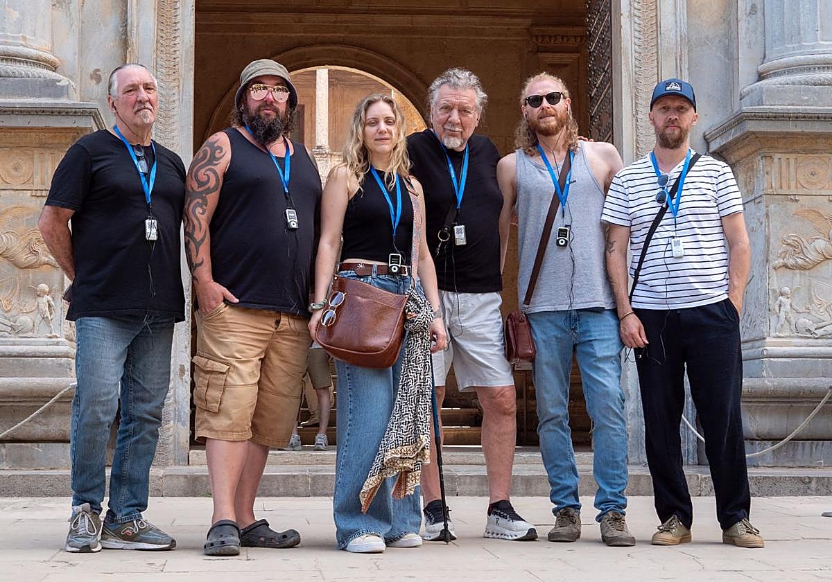 Robert Plant, tercero por la derecha, en su visita a la Alhambra.