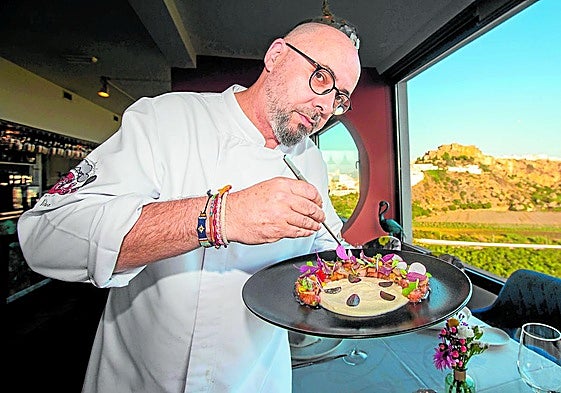 Javier Fernández, chef del restaurante del Hotel Miba, con una sardina ahumada sobre tartar de tomate y ajoblanco de queso de cabra de Málaga.