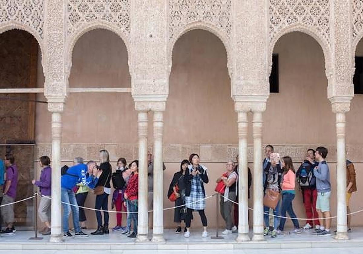 Visitantes en la Alhambra.