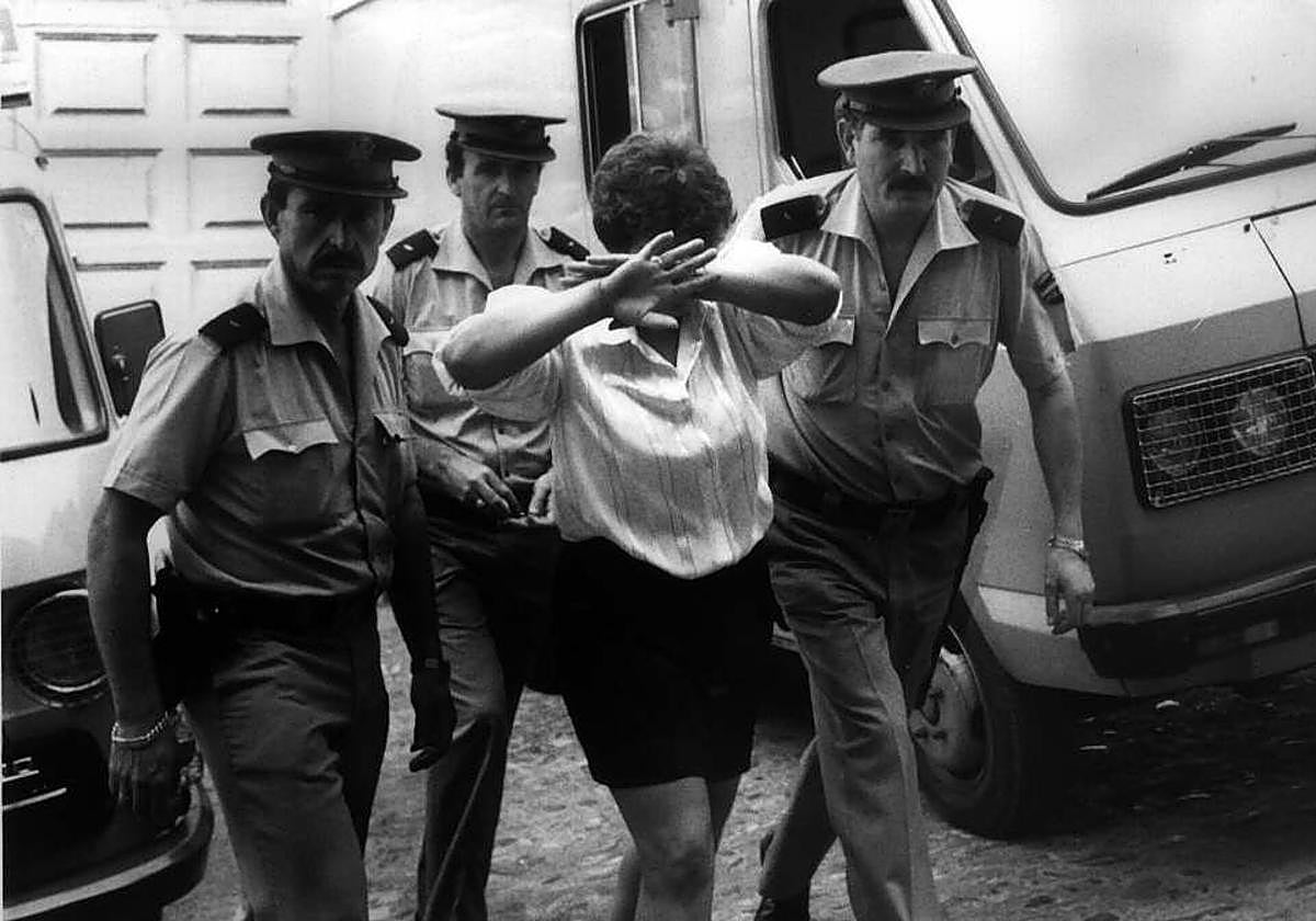 Detención de Dolores tras dar muerte a su marido.