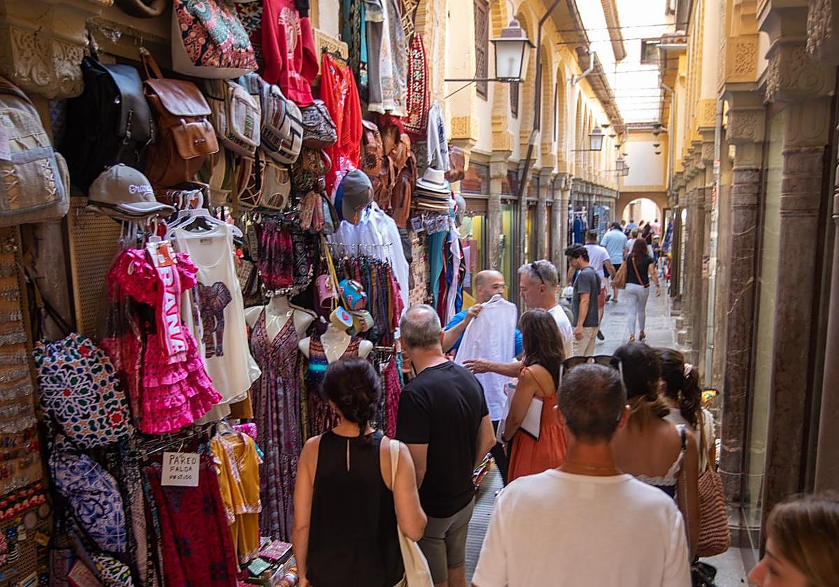 Turistas en la Alcaicería, durante el verano.