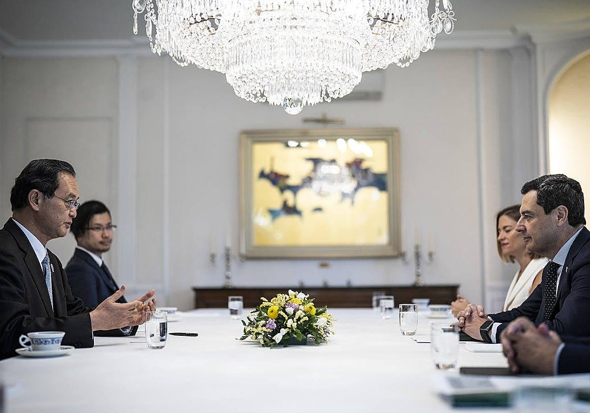 Juanma Moreno, en su encuentro con el embajador de Japón, Takahiro Nakamae, el pasado 15 de julio en Madrid.