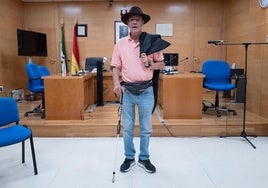 Don Emilio, con el sombrero y el bastón que le regaló la comunidad gitana de Andalucía