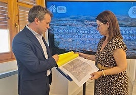 Julio Millán y África Colomo en la presentación de la bolsa de suelo.