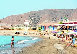 La playa de Carchuna se reabrió al baño a los pocos días.