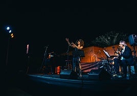 Juan Carmona y La Negra enamoran con sus canciones en la clausura de 'Clásicos en el Parque'