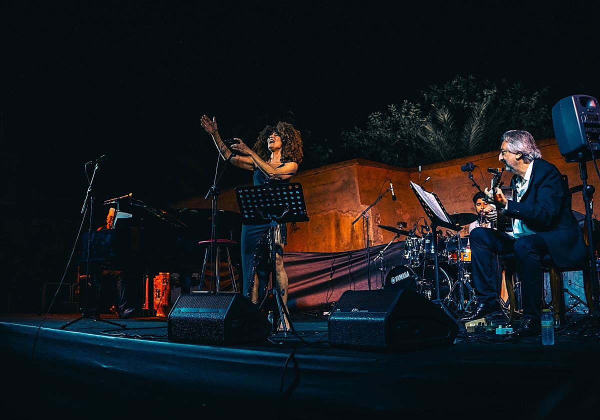 Juan Carmona y La Negra enamoran con sus canciones en la clausura de 'Clásicos en el Parque'