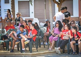 Vecinos de Huéscar, pendientes de Esther y España en la Eurocopa.