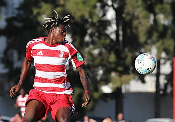 Oscar Naasei controla un balón por banda derecha.